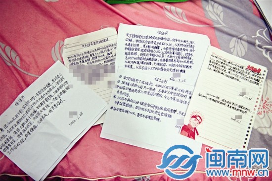 陳霞帶過來兒子寫的保證書，有十幾份之多