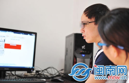 記者一開(kāi)始接觸小龍,他都是斜著眼用眼角的余光看人