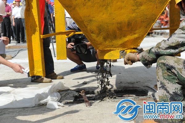 機(jī)械臂吊起混凝土，做最后的澆筑