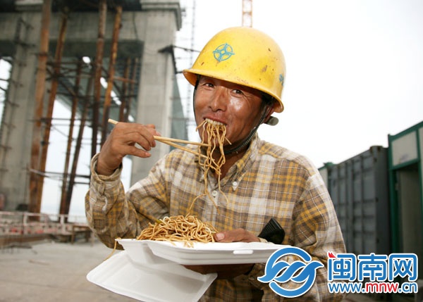 侯師傅正大口吃面，干體力活，飯量不能少