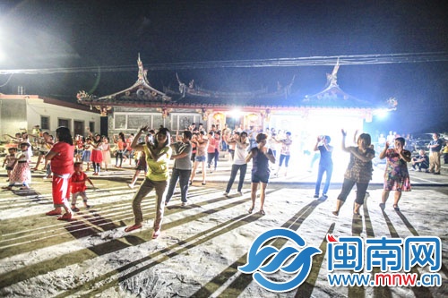 留山村的村民們學(xué)跳廣場(chǎng)舞