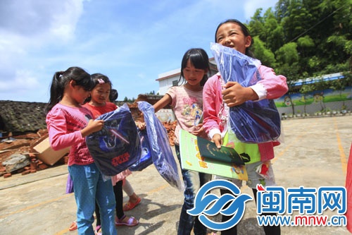 為孩子們送去300個(gè)書(shū)包