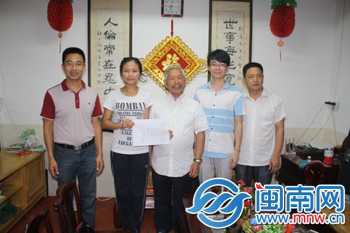 會(huì)長(zhǎng)題字 與實(shí)踐團(tuán)負(fù)責(zé)人合影