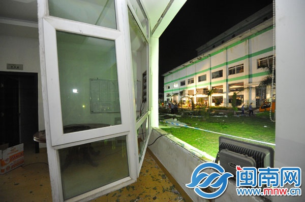 爆炸使車間對(duì)面樓房受損嚴(yán)重