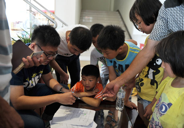 孩子們早早地來到指定的地點圍著海都記者領(lǐng)車票