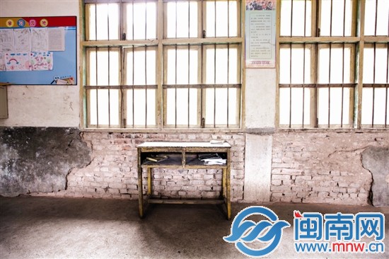 小學(xué)4年級(jí)的班級(jí)里，墻壁露出紅磚，課桌椅老舊還嚴(yán)