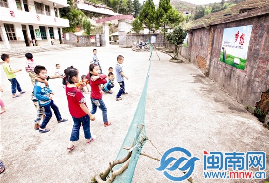 幾名小學(xué)生在操場上玩，學(xué)校的圍墻歪了一邊，用簡易