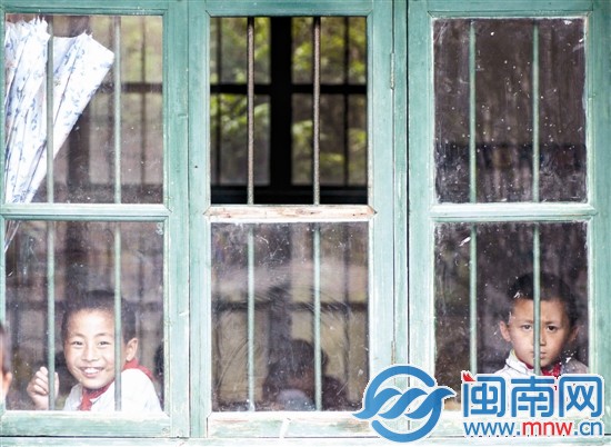 大坂小學(xué)經(jīng)費(fèi)緊張，一年級的窗戶少了一塊玻璃