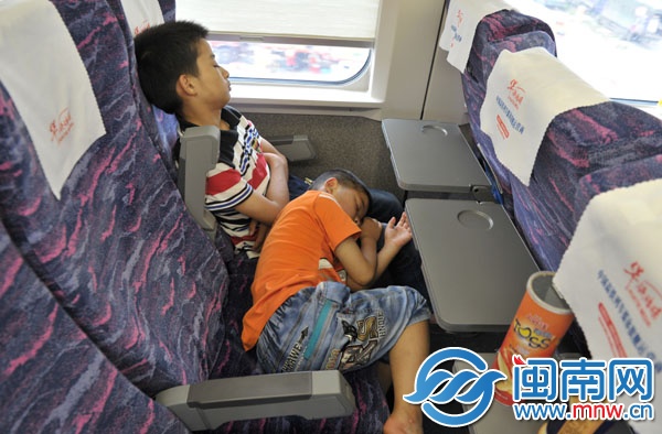 弟弟躺在哥哥的腿上，陶家兄弟倆都睡著了