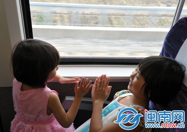 動車上，朱心琴姐妹玩拍手游戲打發(fā)時間