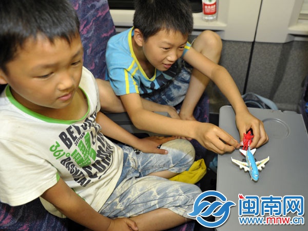 羅家兄弟帶著簡單的玩具上動(dòng)車