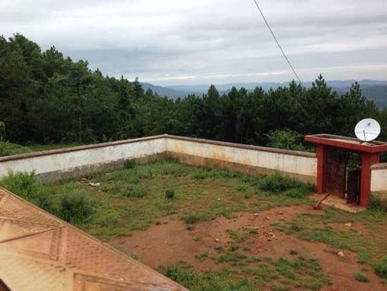 事發(fā)學(xué)校操場雜草叢生。