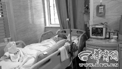 昨日下午，被撞高中生躺在病床上，昏迷不醒