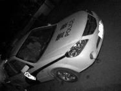 肇事警車前擋風(fēng)玻璃破裂