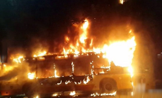 廣州大道南敦和公交站北往南路段，一輛301公交車突