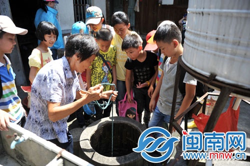 阿婆輕松就打上了一桶井水，小記者們看呆了