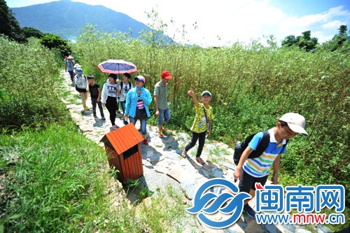 踏青石板上，游走美麗鄉(xiāng)村，小記者流連忘返