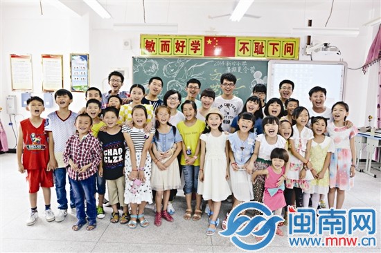 離別前的合影，孩子們笑得很燦爛