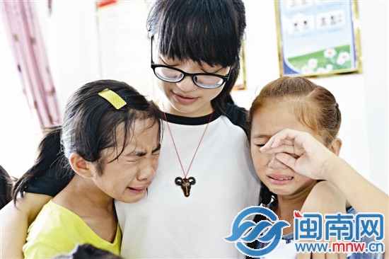 小朋友與志愿者謝帥花姐姐相擁而泣