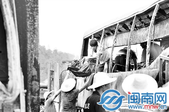 救援人員正在清理現(xiàn)場