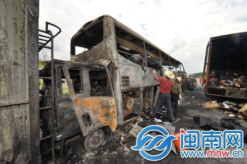 事故現(xiàn)場，工作人員在轉(zhuǎn)移遇難乘客遺體