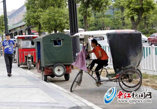 在路邊候客的“三腳虎”。