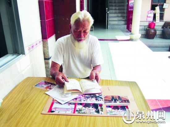 陳云從翻看記錄學(xué)子信息的筆記本