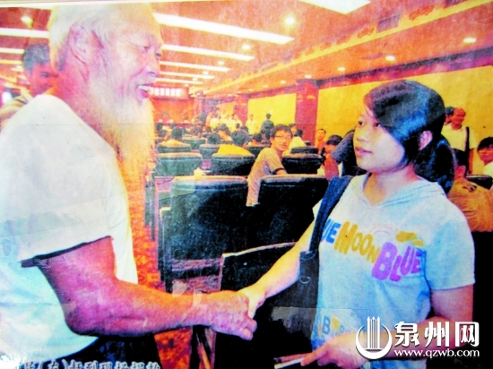 陳云從趕到本報的助學活動現(xiàn)場發(fā)助學金