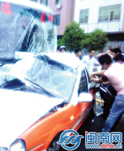 二三十名村民拿著鐵棍等工具幫忙救出后座兩名幸存男